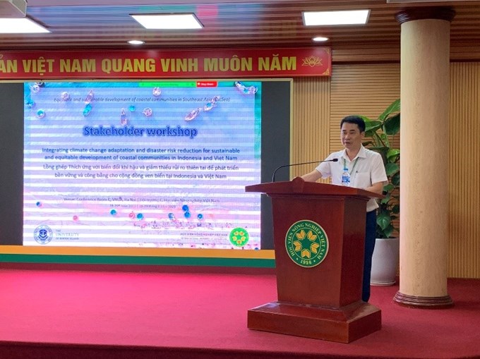 Prof. Dr. Pham Bao Duong delivers the opening speech.