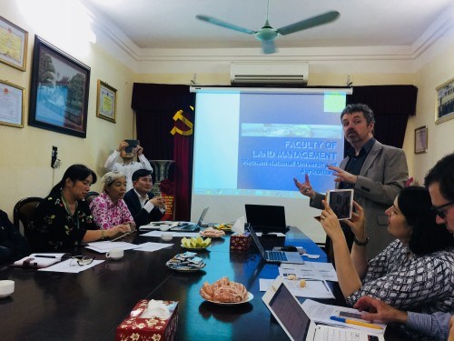 GS .TS.Charles Spillane trình bày tại Hội thảo
