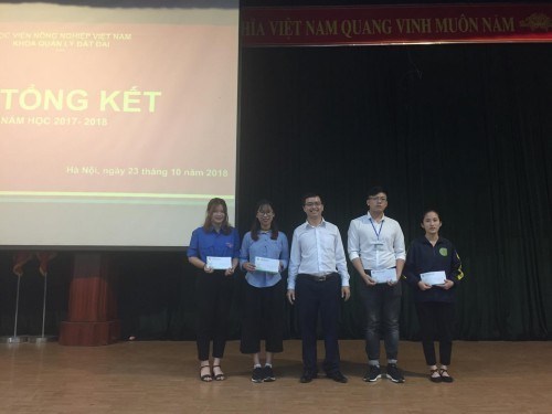 Sinh viên có thành tích học tập xuất sắc nhận phần thưởng