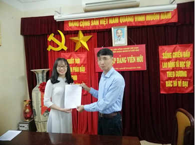 Bí thư chi bộ Luyện Hữu Cử trao quyết định Kết nạp Đảng viên