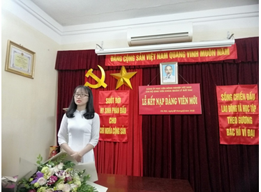Đảng viên mới Ngô Thị Minh Trang phát biểu cảm tưởng