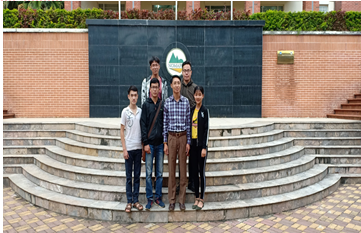 Sinh viên chụp ảnh lưu niệm cùng giáo viên hướng dẫn tại VIện khoa học Nông lâm nghiệp miền núi phía Bắc