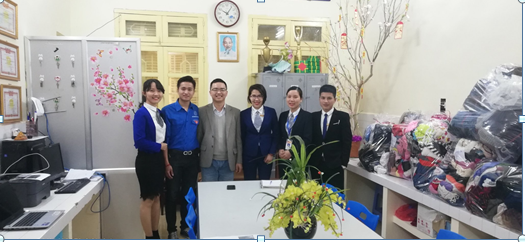 Công ty cổ phần nhà đất Hùng Vương chụp ảnh lưu niệm tại văn phòng Đoàn thanh niên khoa Quản lý đất đai