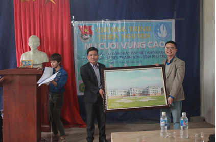Đoàn TN khoa QLĐĐ trao quà lưu niệm cho xã Yên Sơn