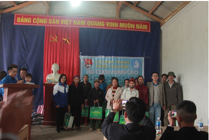 Đại diện Đoàn TN khoa QLĐĐ và Đoàn TN TT Xúc tiến TM Nông nghiệp – Bộ NN và PTNT trao quà cho bà con