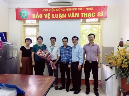 Các thành viên Hội đồng chụp ảnh cùng học viên trong lễ bảo vệ luận văn