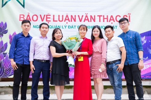 Học viên nhận hoa chúc mừng tại lễ Bảo vệ luận văn