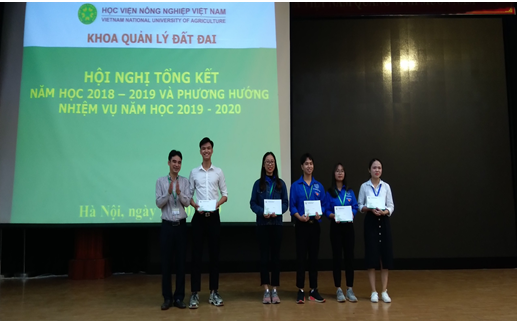 Sinh viên xuất sắc nhận phần thưởng