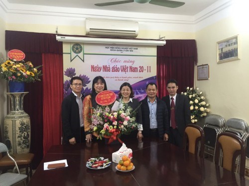 Cựu Nghiên cứu sinh tặng hoa chúc mừng thầy cô nhân ngày 20/11