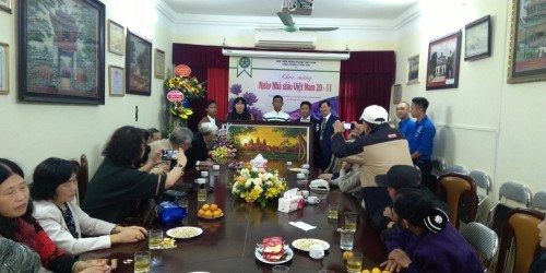 Sinh viên Lào chúc mừng các thầy cô