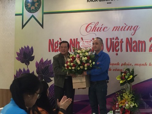 TS.Nguyễn Ninh Thực nhận hoa chúc mừng từ BCH Liên chi đoàn Khoa