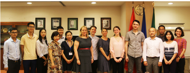 Nhóm dự án VIBE của HVN và lãnh đạo Đại sứ quán Ailen trong buổi ký kết hợp tác