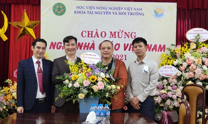 Công ty xây dựng và phát triển đô thị Sông Hồng tặng hoa các thầy/cô