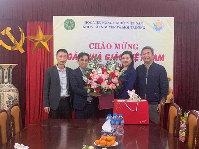 Trung tâm Điều tra và Quy hoạch đất đai tặng hoa các thầy/cô