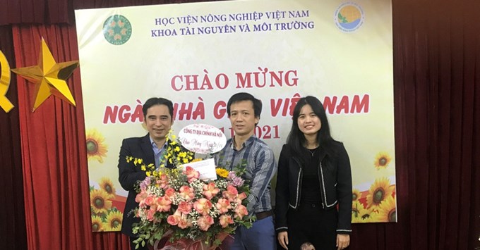 Công ty Địa chính Hà Nội tặng hoa các thầy/ cô