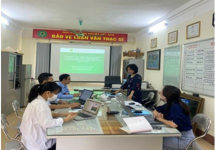 PGS.TS. Lê Thị Giang trình bày seminar 