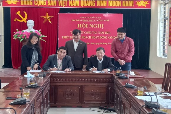 Đại diện lãnh đạo 2 đơn vị ký kết hợp đồng