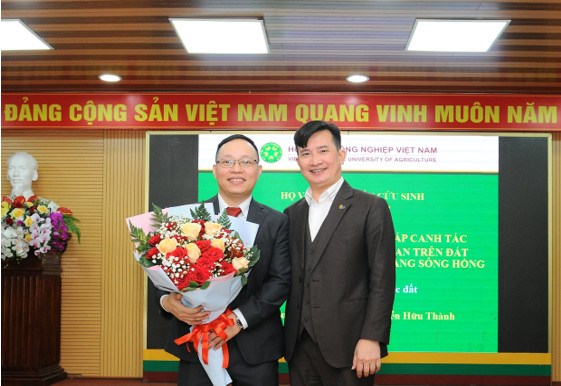 PGS.TS. Trần Trọng Phương – Trưởng khoa Tài nguyên và Môi trường chúc mừng tân tiến sĩ