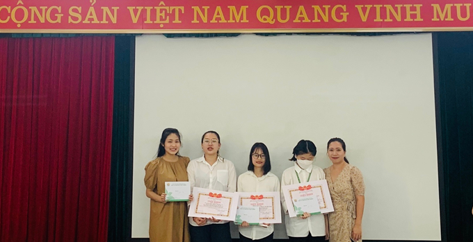 Nhóm SVNCKH đạt giải Ba: Chủ nhiệm Mai Xuân Thành (K63KHMTB), Lò Thị Hằng (K63KHMTA), Ngô Thị Dung(K63KHMTB)