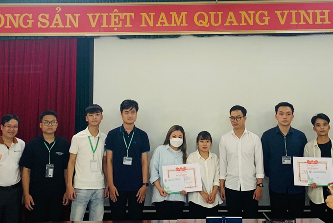 Nhóm SVNCKH đạt giải Nhì: Chủ nhiệm Đỗ Thị Ánh Nguyệt (K63KHMTA) và Đinh Trung Hải (K64KHĐ)