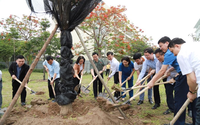 GS.TS Nguyễn Thị Lan, Giám đốc Học viện Nông nghiệp Việt Nam cùng các đại biểu, doanh nghiệp và giảng viên Khoa Tài nguyên và Môi trường tham gia trồng cây. Ảnh: VNUA.