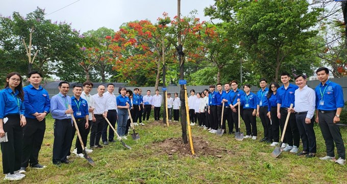 Giảng viên và sinh viên khoa Tài nguyên và Môi trường (Học viện Nông nghiệp Việt Nam) tại buổi lễ trồng cây.