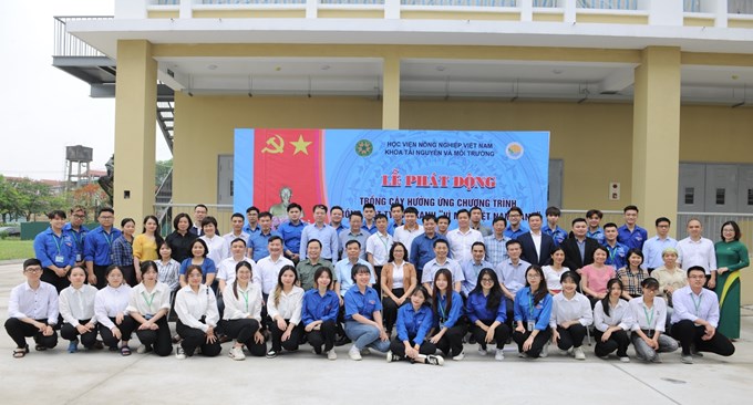 Lãnh đạo Học viện Nông nghiệp Việt Nam cùng các đại biểu chụp ảnh lưu niệm với giảng viên, sinh viên Khoa Tài nguyên và Môi trường.