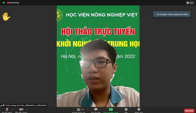 Sinh viên Hoàng Anh Đức, Lớp K66KHMTA ngành Khoa học Môi trường nêu câu hỏi về kế hoạch phát triển bản thân và những quan tâm tới ngành học Môi trường của mình tại Hội thảo