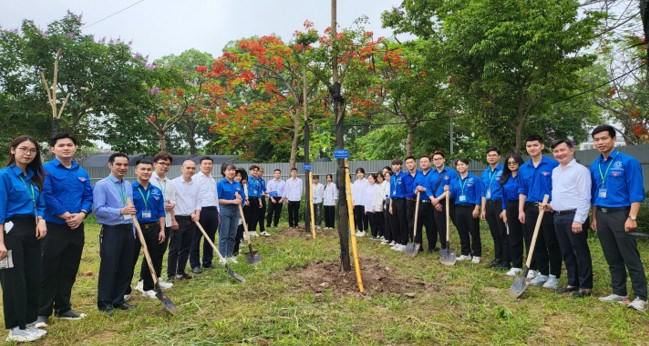 Thầy cô và sinh viên khoa Tài nguyên và Môi trường tham gia hoạt động trồng cây xanh vì một Việt Nam xanh (ngày 14/5/2022)