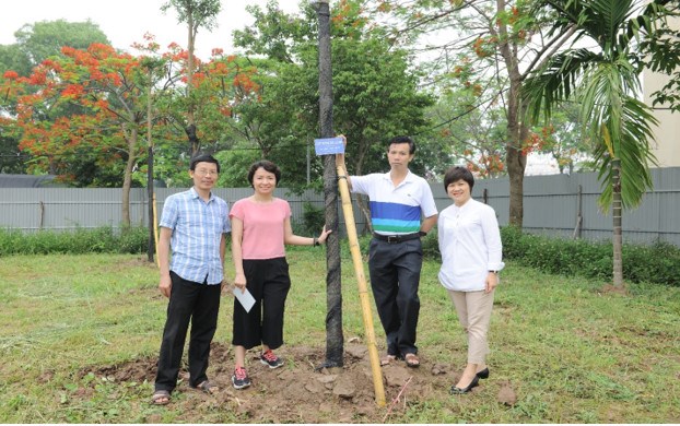 Thầy cô khoa Tài nguyên và Môi trường tham gia hoạt động trồng cây xanh vì một Việt Nam xanh (ngày 14/5/2022)