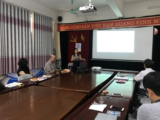 TS. Phan Thị Hải Luyến trình bày báo cáo tại Seminar