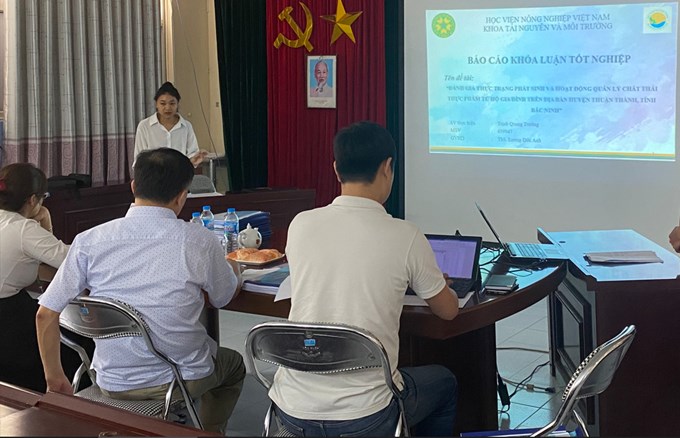 Sinh viên trình bày khóa luận tốt nghiệp