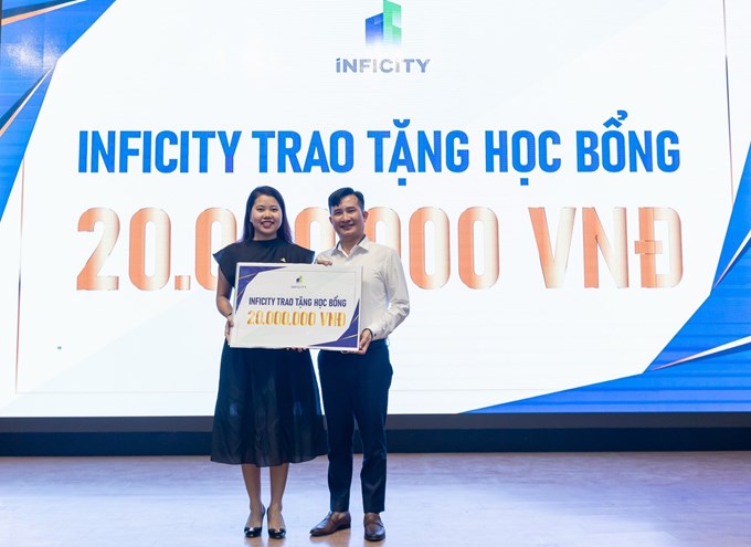 Bà Nguyễn Thị Hương trao Quỹ học bổng khuyến học cho sinh viên Khoa Tài nguyên và Môi trường