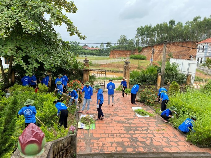 Dọn dẹp, chỉnh trang khuôn viên các nghĩa trang, bia, đài tưởng niệm anh hùng liệt sỹ, công trình ghi công tại xã Hồ Sơn trong chiến dịch Mùa hè xanh 2022
