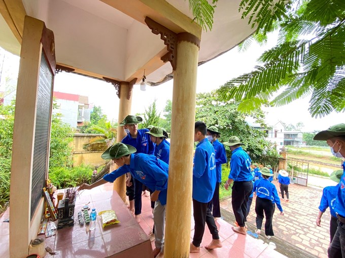 Sinh viên tình nguyện dâng hương tưởng niệm các anh hùng, liệt sỹ