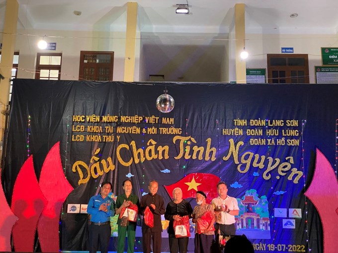 Đại diện Đoàn Thanh niên Học viện Nông nghiệp VN trao quà cho người có công với Cách mạng  