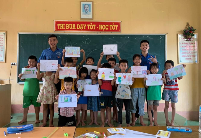Dạy các em học sinh làm bài tập và vẽ