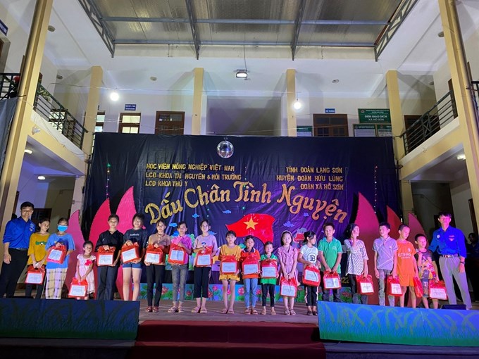 Trao 30 suất học bổng khuyến học cho các em nhỏ có hoàn cảnh khó khăn