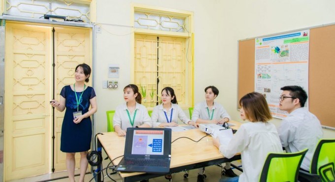 Giảng viên hướng dẫn sinh viên nghiên cứu khoa học. Ảnh: HVNN.