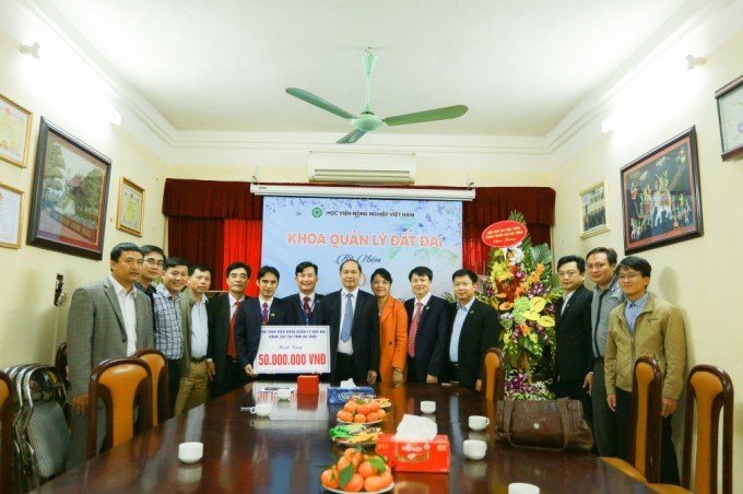 Cựu sinh viên thành đạt tỉnh Hà Tĩnh chúc mừng và tài trợ học bổng cho sinh viên nhân dịp kỷ niệm 40 năm ngày thành lập Khoa Quản lý Đất đai. Ảnh: HVNN.
