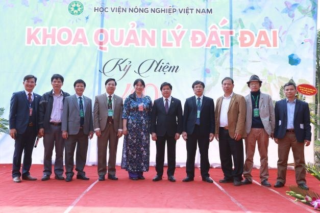 Các cựu sinh viên là thứ trưởng, chủ tịch HĐND, phó CT cấp tỉnh, Giám đốc sở, giám đốc công ty tư vấn về thăm tri ân thầy cô trong khoa