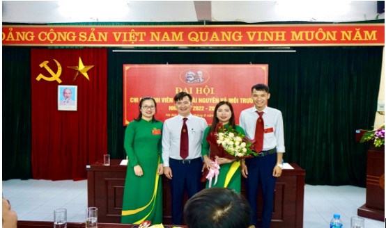 Đồng chí Trần Trọng Phương  - Đảng ủy viên phụ trách, Tổ trưởng Tổ công tác Đại hội số 4, Bí thư Chi bộ, Trưởng Khoa Tài nguyên và Môi trường  tặng hoa chúc mừng Chi ủy nhiệm kỳ 2022-2025  