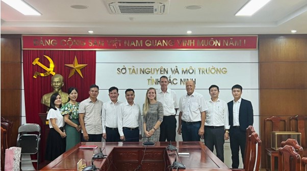 Các đại biểu chụp ảnh lưu niệm cùng Lãnh đạo Sở Tài nguyên và Môi trường tỉnh Bắc Ninh