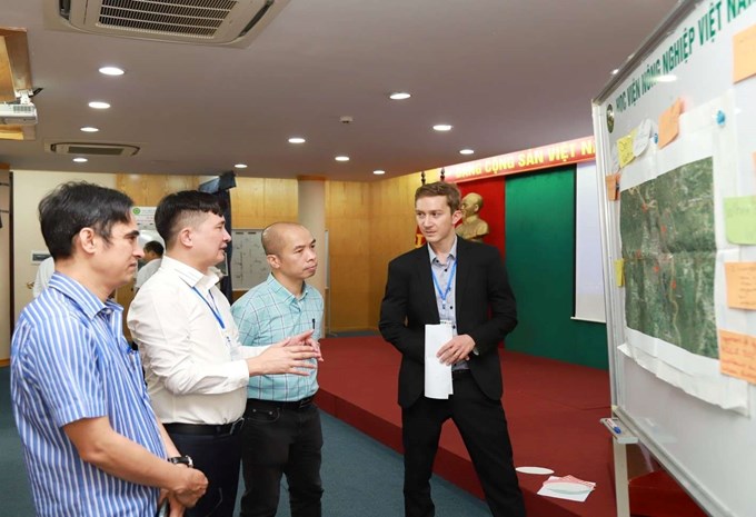 Các nhà khoa học cùng thảo luận các địa điểm nghiên cứu của dự án