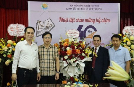 Cựu sinh viên, học viên chúc mừng thầy, cô nhân ngày 20/11