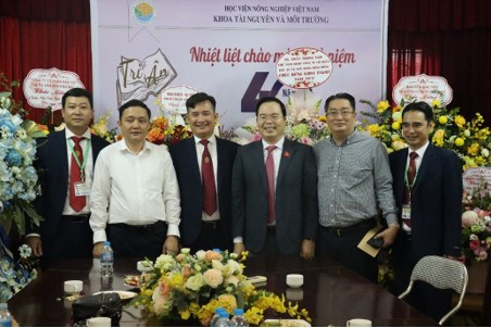 TS. Trần Văn Khải – Đại biểu QH khóa XV, UV thường trực UBKHCN &MT của Quốc Hội, Cựu NCS của Khoa chúc mừng thầy/cô nhân ngày 20.11