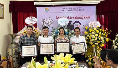 Đại diện Lãnh đạo khoa và các thầy cô nhận Bằng khen của Bộ trưởng Bộ Nông nghiệp và Phát triển nông thôn