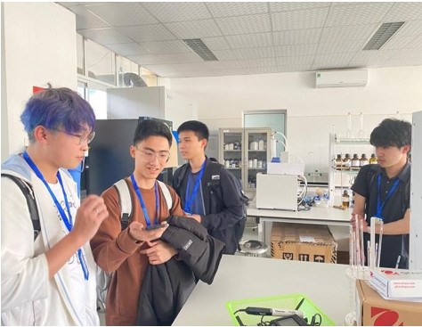 Sinh viên tham quan phòng thí nghiệm
