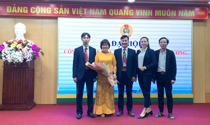 PGS.TS. Trần Trọng Phương - Bí thư Chi bộ, Trưởng Khoa Tài nguyên và Môi trường tặng hoa BCH CĐ nhiệm kỳ 2017-2023