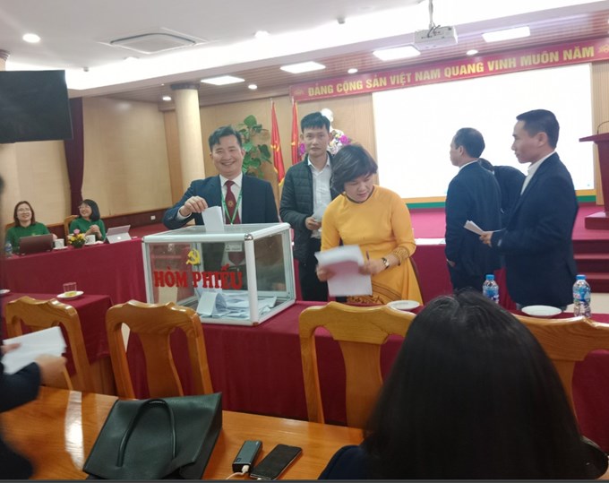Các đại biểu bỏ phiếu bầu BCHCĐ nhiệm kỳ 2023- 2028